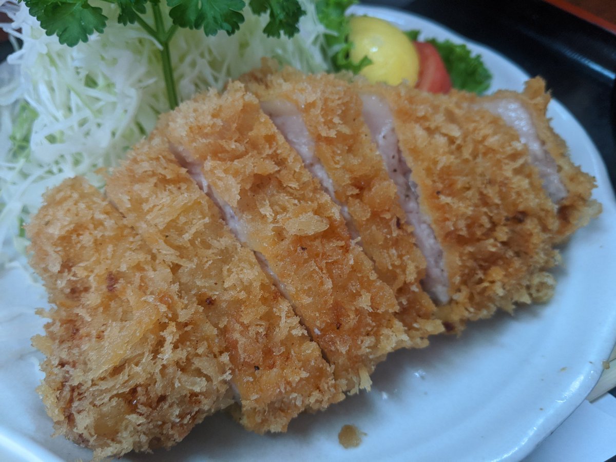 kuri_t4's tweet photo. 久々にトンカツ食べた！いつも行きつけのトンカツ屋のロースカツ定食、いつ食べても美味い👍 https://t.co/YEmKlf7M9n