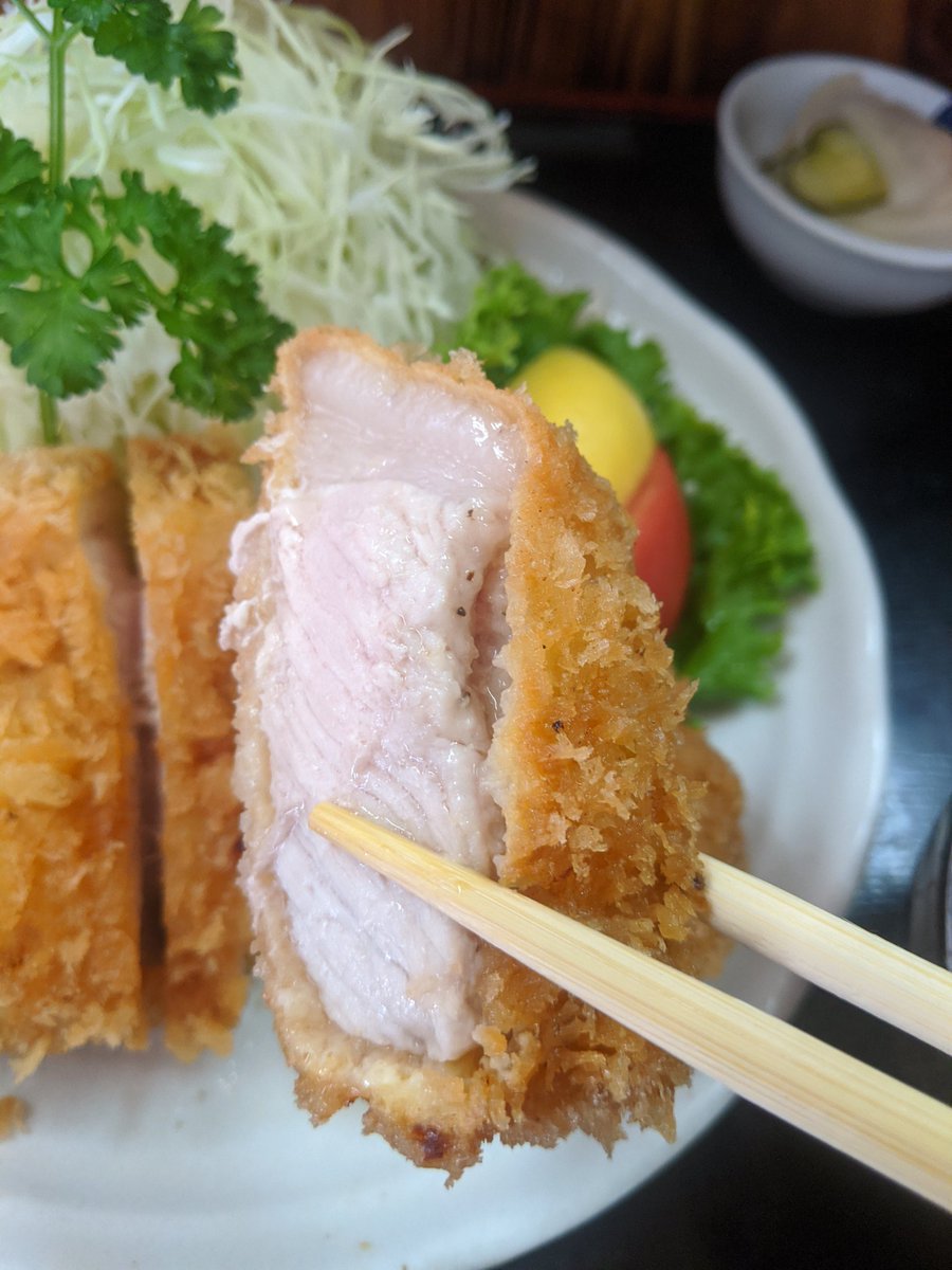 kuri_t4's tweet photo. 久々にトンカツ食べた！いつも行きつけのトンカツ屋のロースカツ定食、いつ食べても美味い👍 https://t.co/YEmKlf7M9n