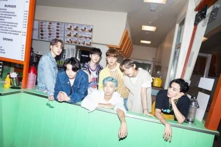 panncafe's tweet photo. #BTS #Dynamite diperkirakan akan memiliki efek economic ripple pada pertumbuhan ekonomi Korea senilai 1.7 triliun won

https://t.co/MJ0PFvHFZa
#AMpann https://t.co/AiJCoHJdKC