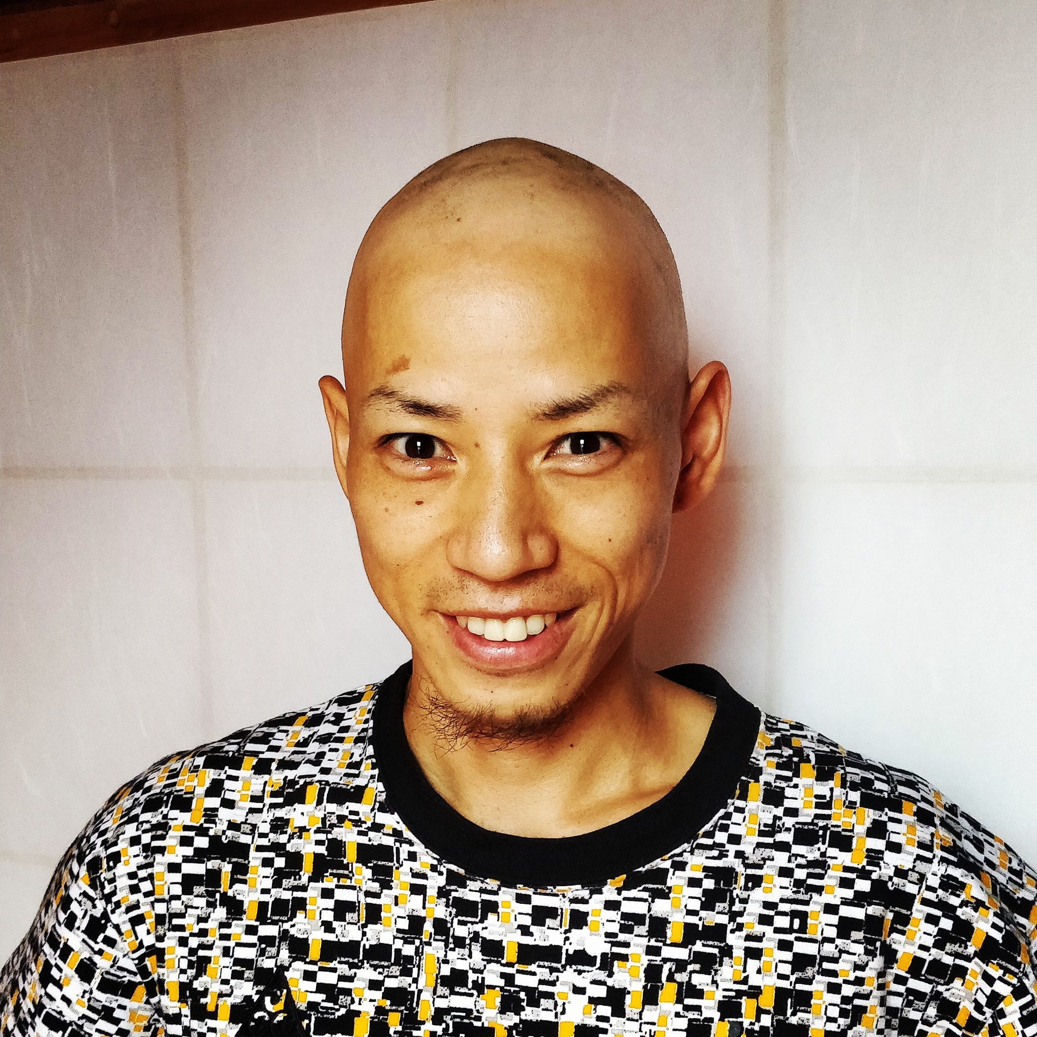 Twitter 上的 Kenji Yamamoto 山本憲二 出家しました 冗談です 笑 半年前から脱毛症になり髪がほとんど抜けたので思い切って スキンヘッドにしました 意外と似合っとるかな 笑 見慣れないと思いますが 新しいスタイルをよろしくお願いします 髪が生えたらまた