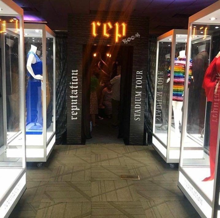 tswifttheman15's tweet photo. Every single person DREAMs to come here ever!
@taylorswift13 @taylornation13 #TaylorSwift #reputationtour #reproom https://t.co/cetoo0z8zU