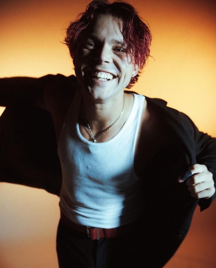 Ashton Irwin smilinghttps://abs.twimg.com/emoji/v2/... draggable=