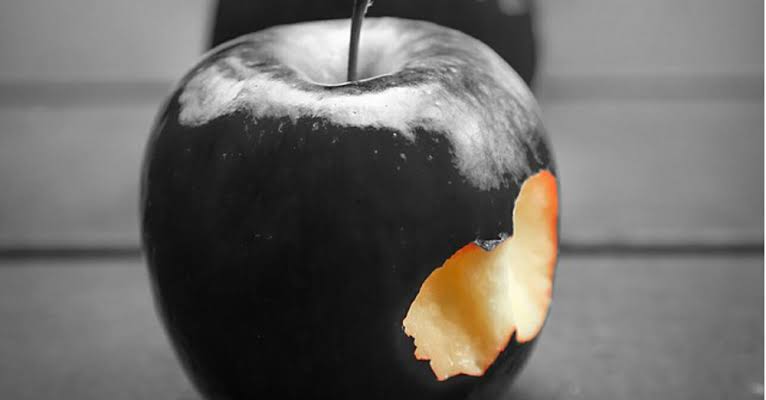 Есть черные яблоки. Черное яблоко. Надкушенное яблоко. Яблоко с черной мякотью. Яблоки с черной кожурой.