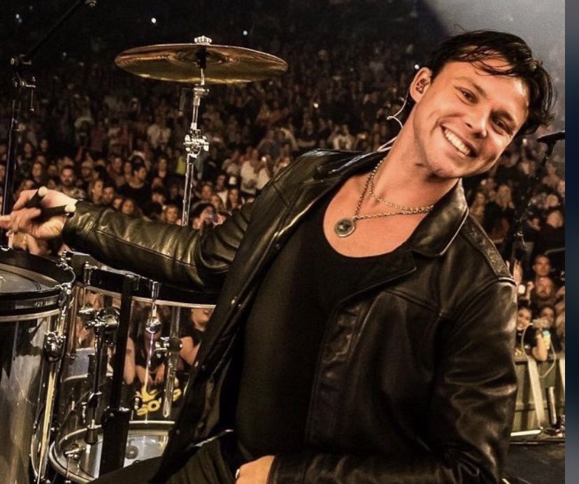 Ashton Irwin smilinghttps://abs.twimg.com/emoji/v2/... draggable=