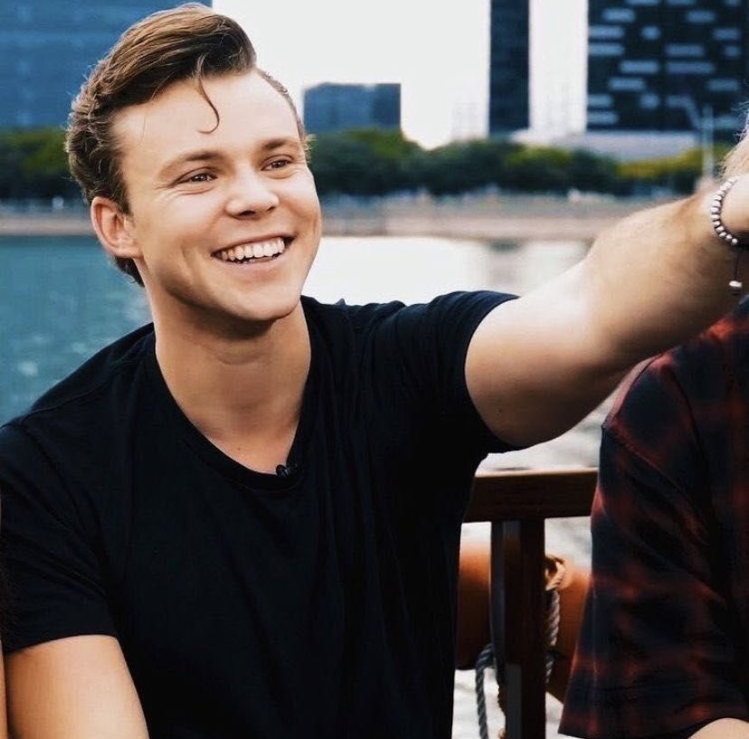 Ashton Irwin smilinghttps://abs.twimg.com/emoji/v2/... draggable=