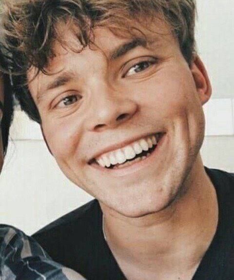 Ashton Irwin smilinghttps://abs.twimg.com/emoji/v2/... draggable=