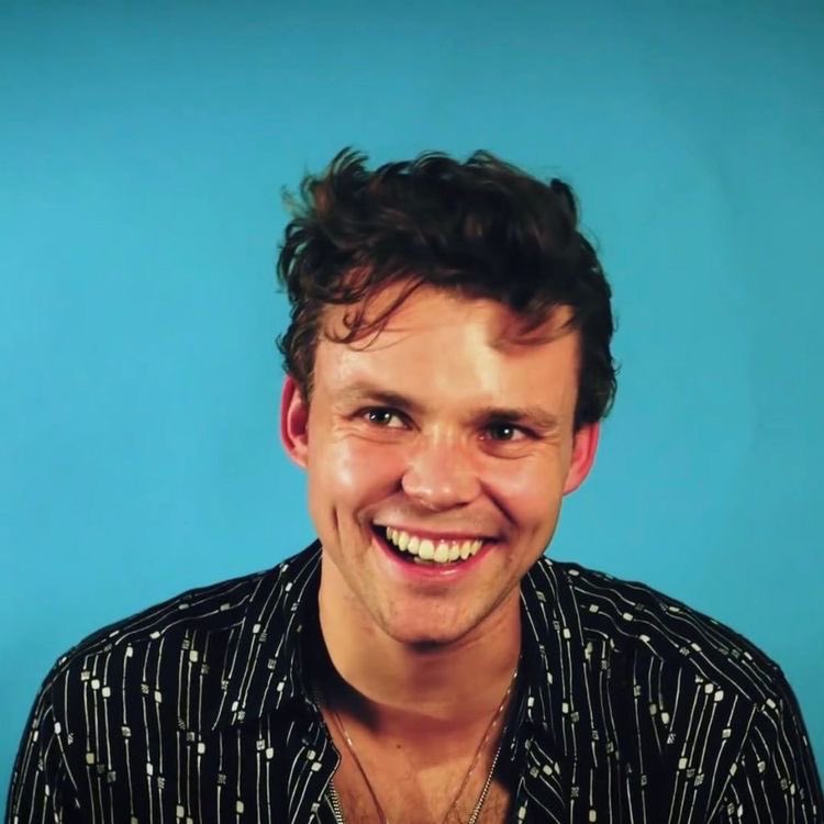 Ashton Irwin smilinghttps://abs.twimg.com/emoji/v2/... draggable=
