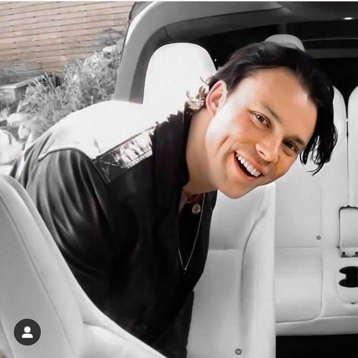 Ashton Irwin smilinghttps://abs.twimg.com/emoji/v2/... draggable=