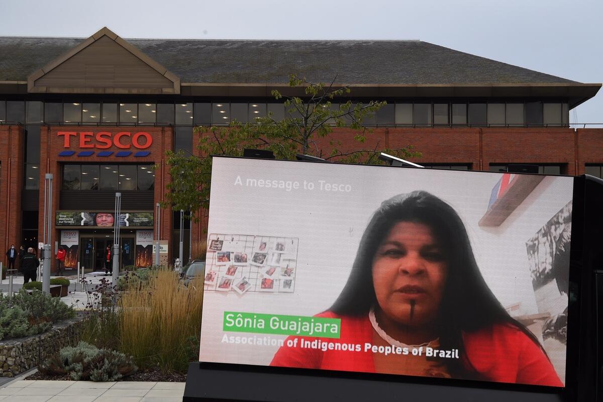 BREAKING: We’re outside <a href="/Tesco/">Tesco</a>’s HQ with a message from Sônia Guajajara, an Indigenous leader from Brazil. Sônia's home, community and entire way of life are under threat because of Tesco’s ties with forest destroyers.
 
Tell Tesco to ditch industrial meat act.gp/325yoAX