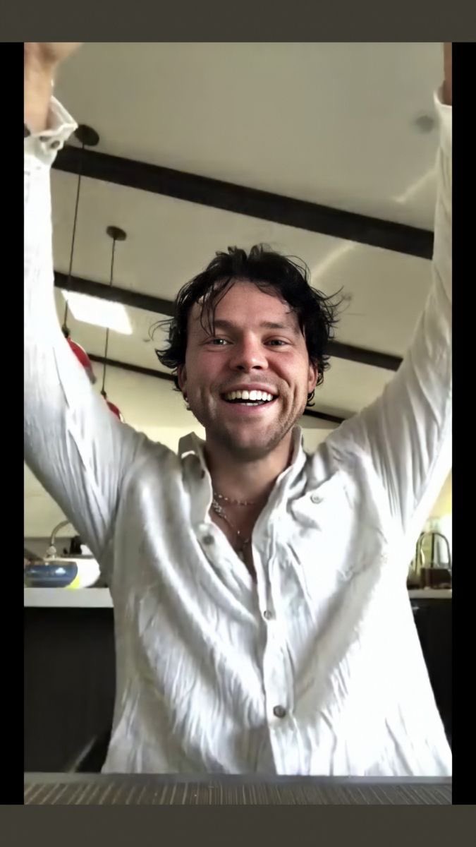 Ashton Irwin smilinghttps://abs.twimg.com/emoji/v2/... draggable=