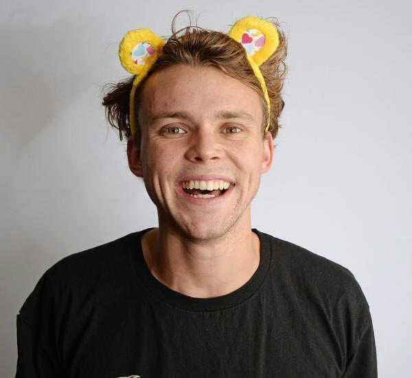 Ashton Irwin smilinghttps://abs.twimg.com/emoji/v2/... draggable=