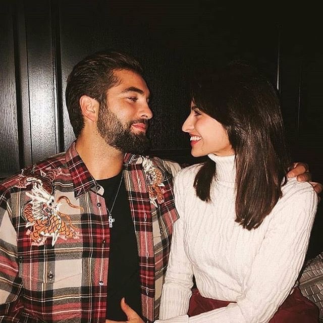 GossipRoomOff's tweet photo. Félicitations au chanteur Kendji Girac et à sa fiancée Soraya qui attendent leur premier enfant ! 🎉🍼 https://t.co/jLMiRhEVNv