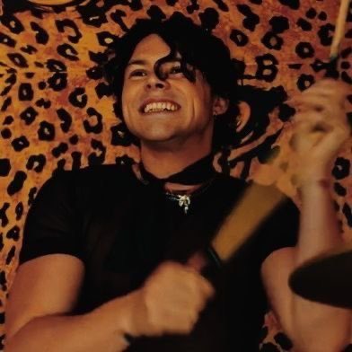 Ashton Irwin smilinghttps://abs.twimg.com/emoji/v2/... draggable=