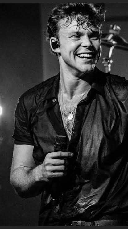 Ashton Irwin smilinghttps://abs.twimg.com/emoji/v2/... draggable=