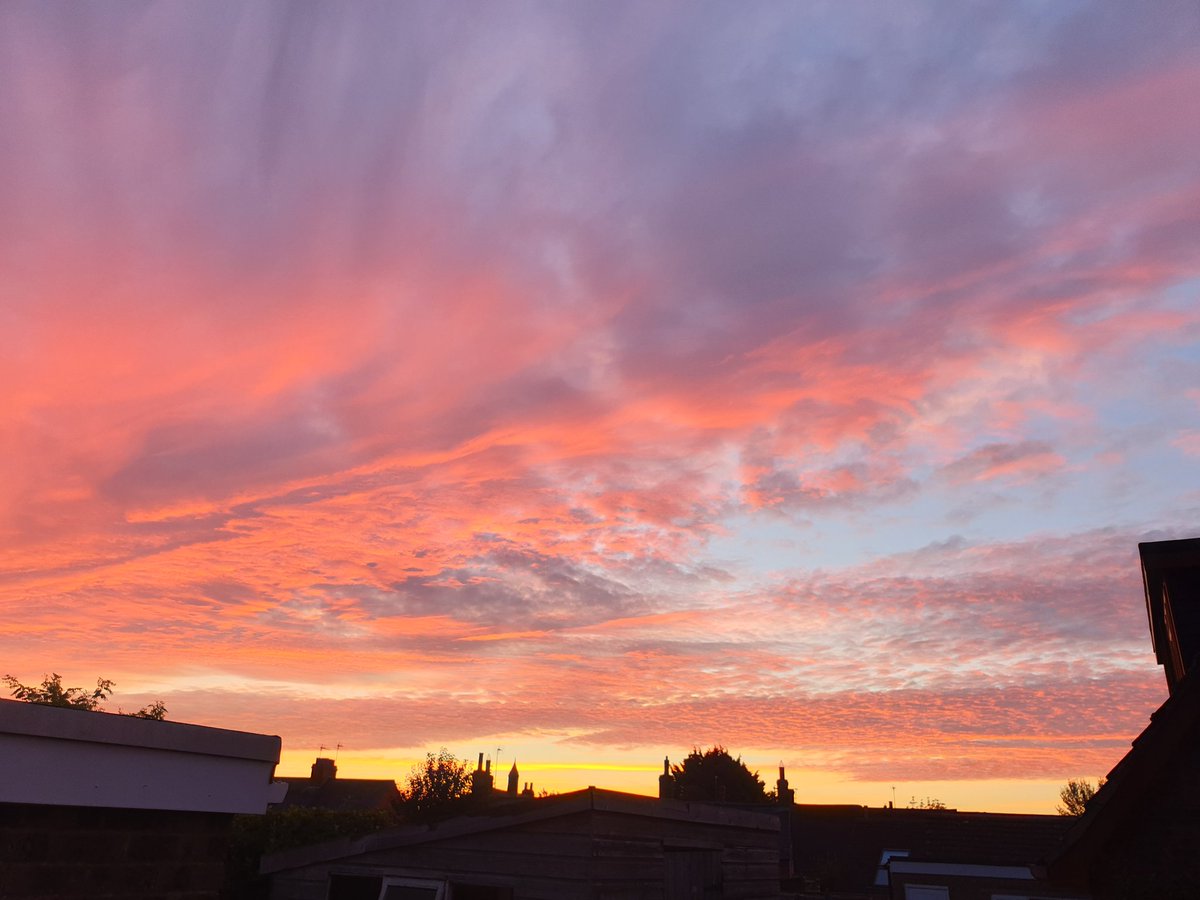 happyk3lly's tweet photo. Good morning #sunrise @NNskies #Northamptonshire #collingtree https://t.co/ZzPea2nrM2