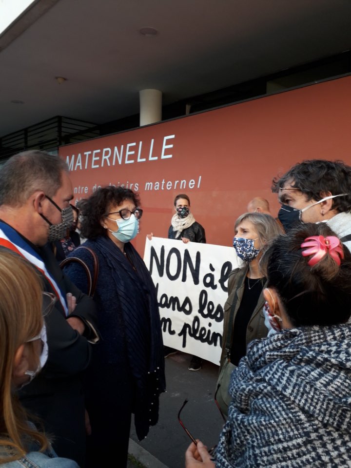 glechequer's tweet photo. En pleine crise sanitaire l’Education Nationale décide ; une semaine après la rentrée, de la fermeture de classes notamment en petite section de maternelle à l’école Louise Michel à #montreuil . Une décision mesquine prise la calculette à la main mais en dépit du bon sens. 1/2 https://t.co/ohumjpmmrH