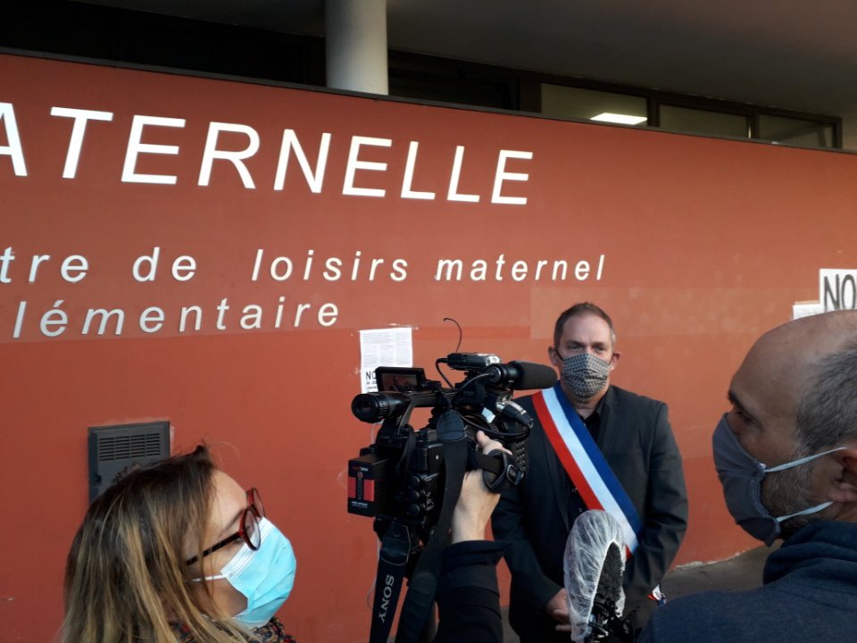 glechequer's tweet photo. En pleine crise sanitaire l’Education Nationale décide ; une semaine après la rentrée, de la fermeture de classes notamment en petite section de maternelle à l’école Louise Michel à #montreuil . Une décision mesquine prise la calculette à la main mais en dépit du bon sens. 1/2 https://t.co/ohumjpmmrH