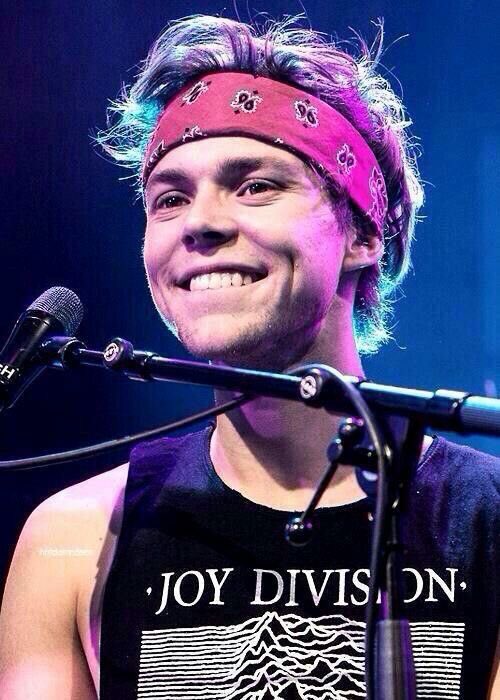 Ashton Irwin smilinghttps://abs.twimg.com/emoji/v2/... draggable=