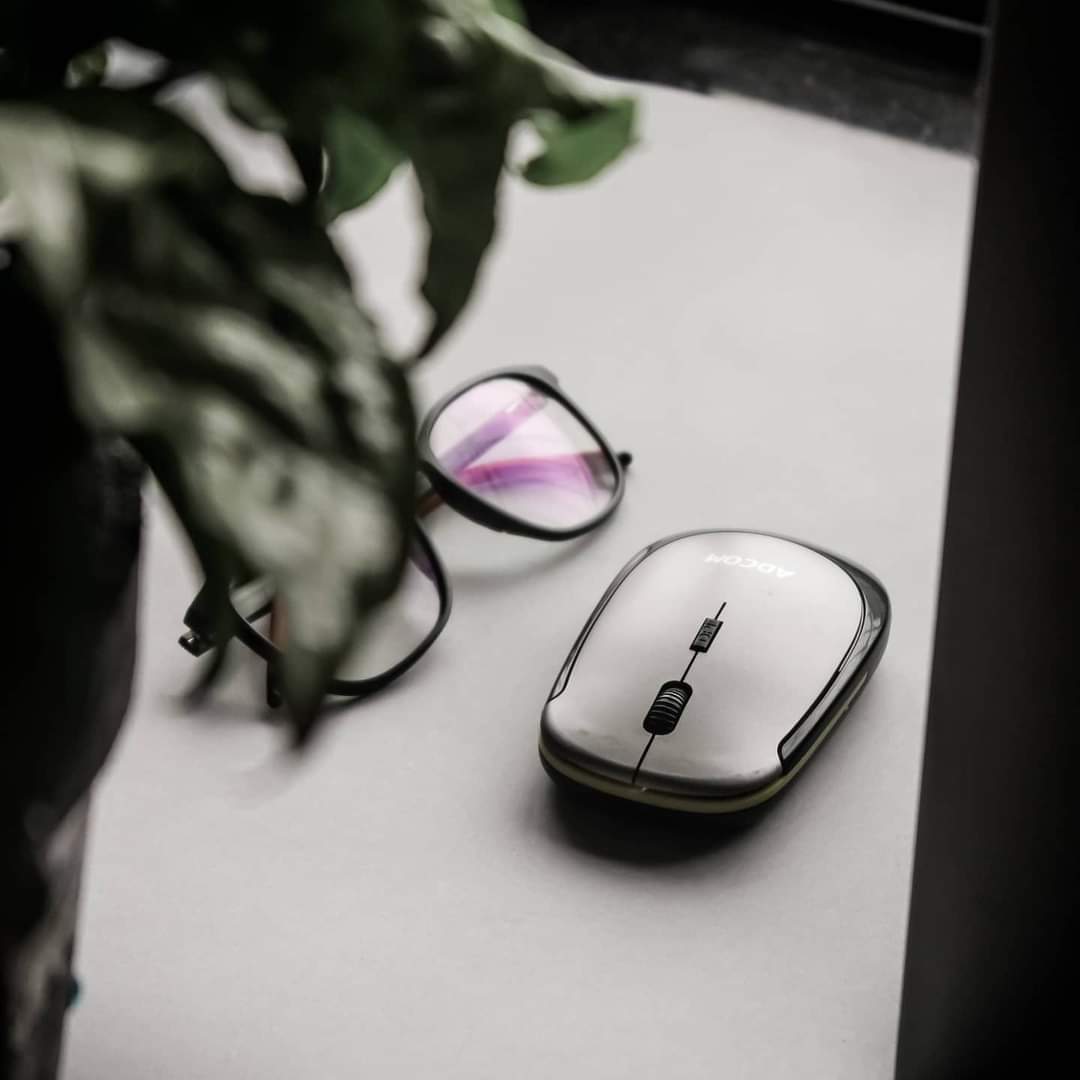Adcom_India's tweet photo. Our weekend mood is to take minimal lifestyle and flatlay shots.
🖱️: Adcom 4D Slim Wireless Optical Mouse
#AdcomIndia #WorkWithAdcom #GameWithAdcom #AdcomMouse #AffordableEveryday ⚡ https://t.co/mz73l827rU
