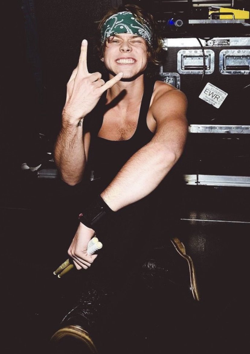 Ashton Irwin smilinghttps://abs.twimg.com/emoji/v2/... draggable=