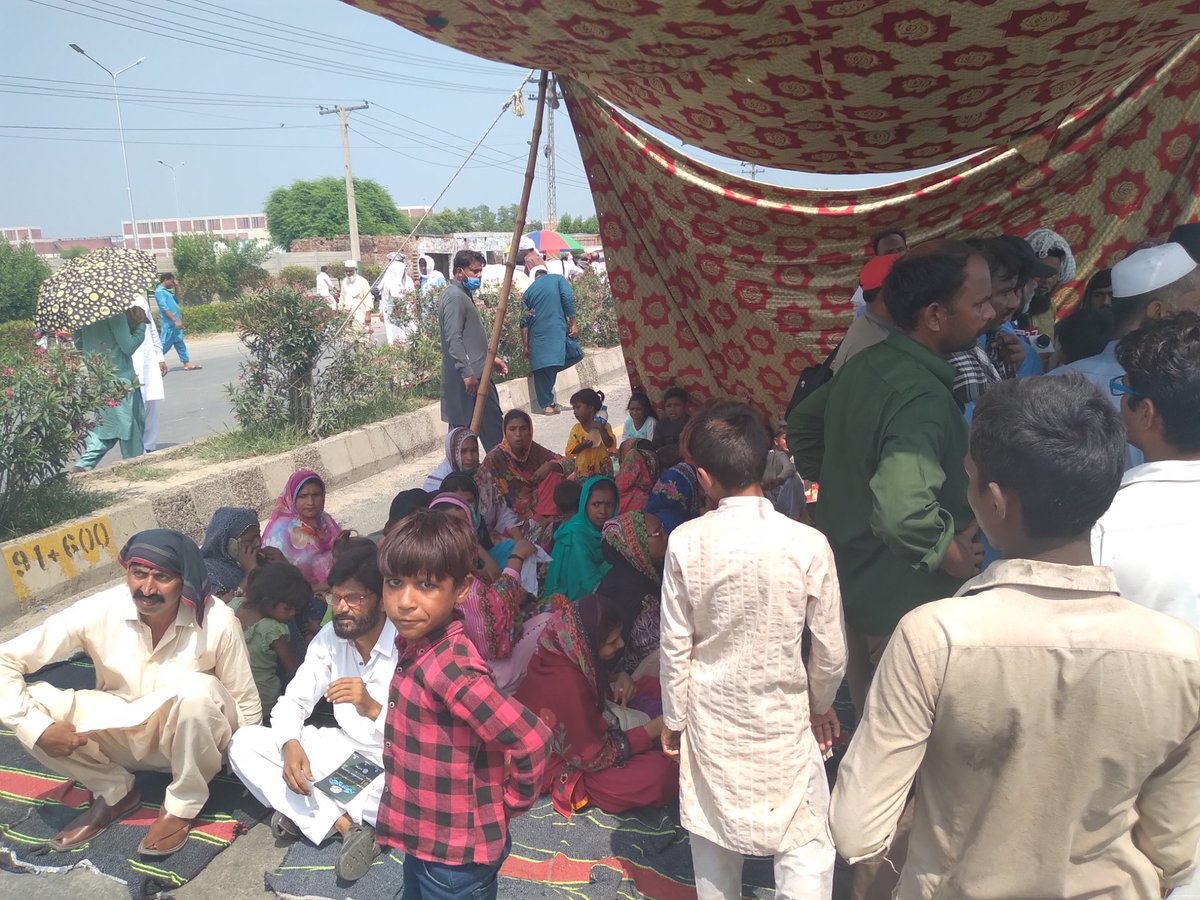 ammaralijan's tweet photo. We are at protest of workers of Ibrahim fibres in Faisalabad. Workers were told not to come to the mill in April due to COVID. Last month, 2000 workers were told they had been fired in April.

Families of workers are also at the protest. Heavy police presence.

#WorkersRights https://t.co/wkGHfgx0uF