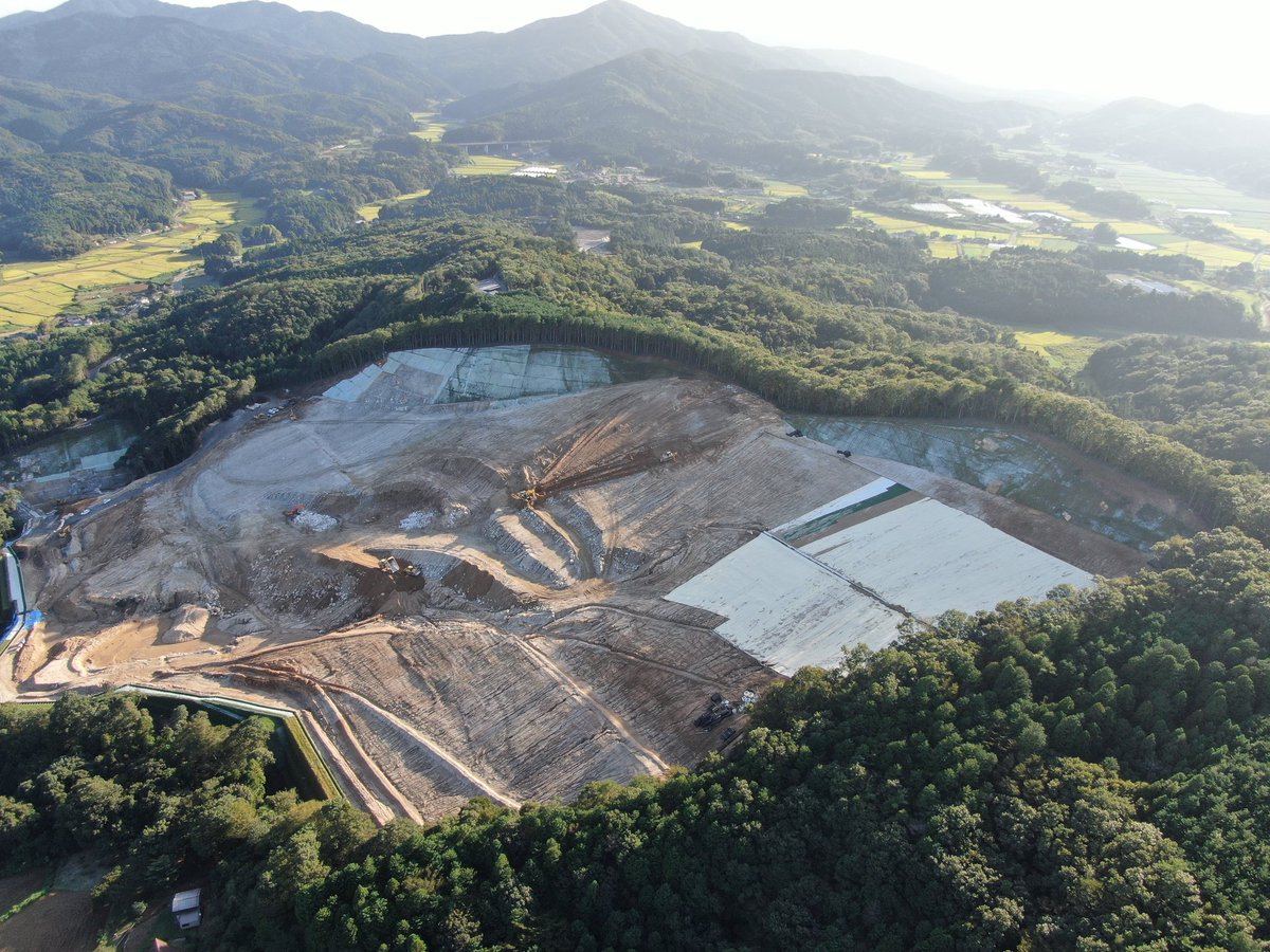 energyforum_'s tweet photo. 茨城県笠間市��、中国系の開発業者が地権者らの反対運動をよそに、発破で山を切り崩して1万kWの巨大メガソーラーを造成中。貴重な自然を破壊して、これでSDGsと言えるのでしょうか？ https://t.co/IBUvRNZyqG