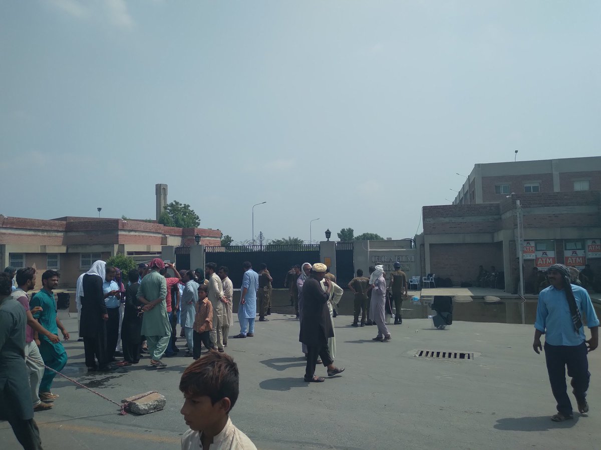 ammaralijan's tweet photo. We are at protest of workers of Ibrahim fibres in Faisalabad. Workers were told not to come to the mill in April due to COVID. Last month, 2000 workers were told they had been fired in April.

Families of workers are also at the protest. Heavy police presence.

#WorkersRights https://t.co/wkGHfgx0uF