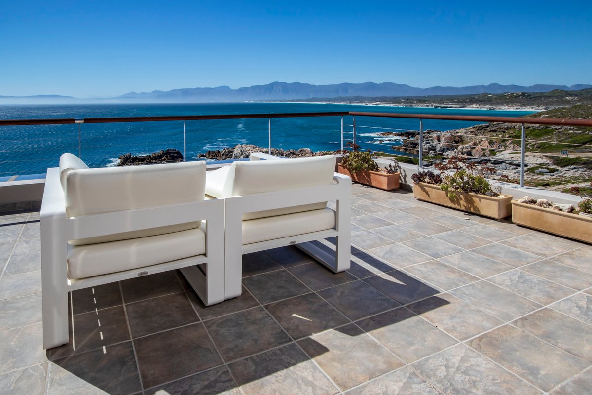 dekelders's tweet photo. It's spring and De Kelders is showing off. The days are balmy, the beach is beautiful &amp; the whales are in the Bay. Time for a mini-break! Email us to book a sea view room at our 30% discounted rates. stay@clifflodge.co.za https://t.co/hQXmCbXiat