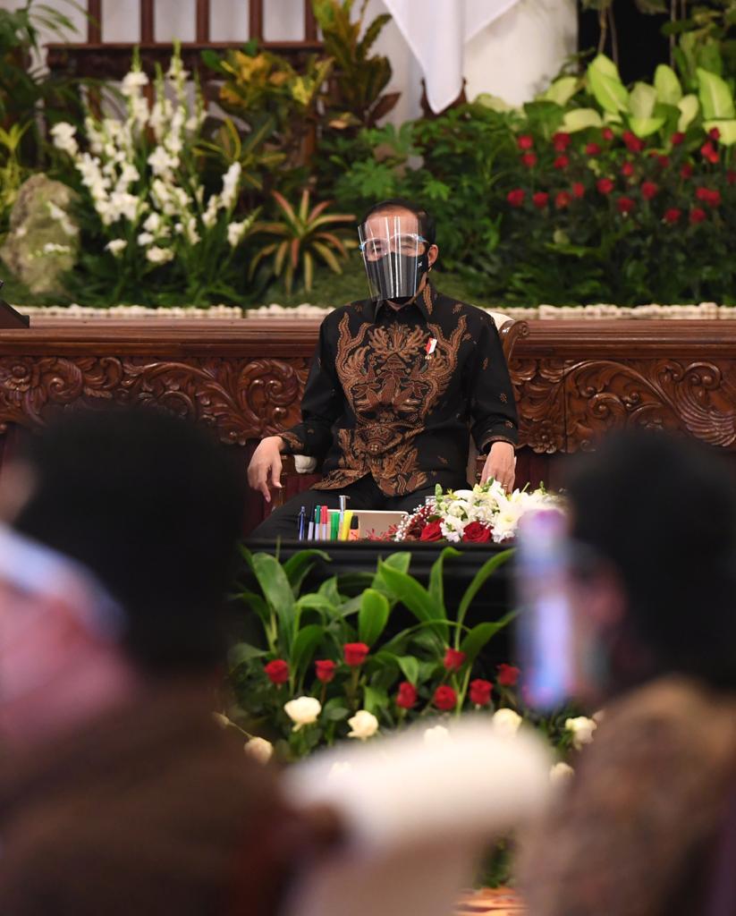 Agar ekonomi kita baik, kesehatan harus baik. Ini artinya, fokus utama pemerintah dalam penanganan pandemi ialah kesehatan dan keselamatan masyarakat. 

Jangan sampai urusan kesehatan ini belum tertangani dengan baik, kita sudah me-restart ekonomi. Kesehatan tetap nomor satu.