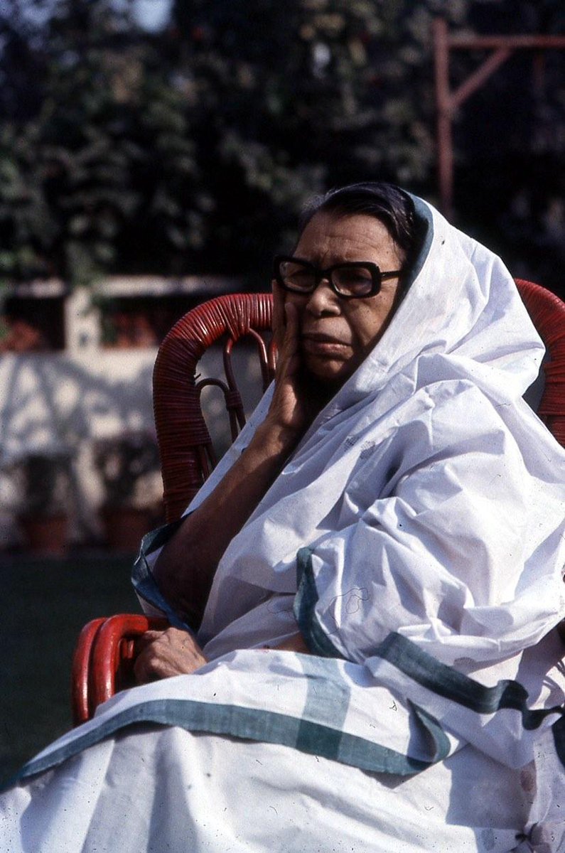 The many moods of Mahadevi Verma.

Photos by Vimlesh Jaju via Mahima Jaju