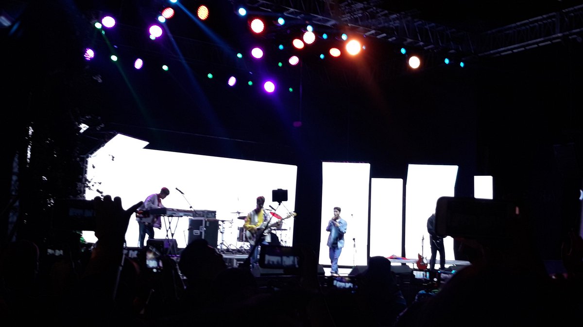Abigail28521078's tweet photo. #anécdota Como llegue a conocer a #w24 #Parte_6 Llegue temprano aunque me toco estar atrás 🙄 pero todo valió la pena😍 , empezó el concierto escucharlos así de cerquita ,quería llorar estaba muy feliz , además mi entrada era Hi Touch😱💜
  @Band_W24hours #supportfoRW24 https://t.co/tJgY6nCsxb