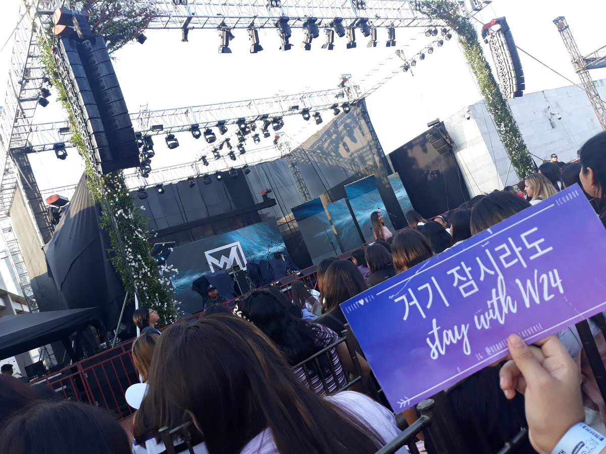 Abigail28521078's tweet photo. #anécdota Como llegue a conocer a #w24 #Parte_6 Llegue temprano aunque me toco estar atrás 🙄 pero todo valió la pena😍 , empezó el concierto escucharlos así de cerquita ,quería llorar estaba muy feliz , además mi entrada era Hi Touch😱💜
  @Band_W24hours #supportfoRW24 https://t.co/tJgY6nCsxb