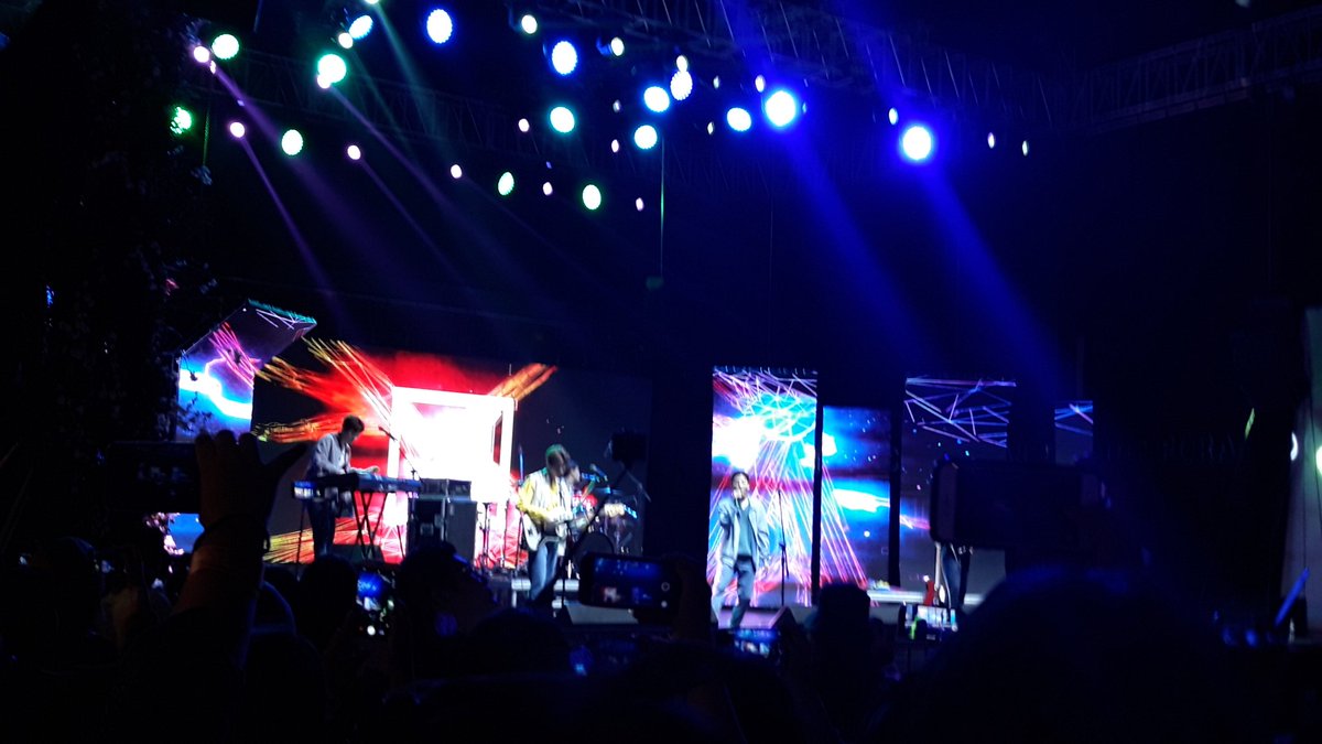 Abigail28521078's tweet photo. #anécdota Como llegue a conocer a #w24 #Parte_6 Llegue temprano aunque me toco estar atrás 🙄 pero todo valió la pena😍 , empezó el concierto escucharlos así de cerquita ,quería llorar estaba muy feliz , además mi entrada era Hi Touch😱💜
  @Band_W24hours #supportfoRW24 https://t.co/tJgY6nCsxb