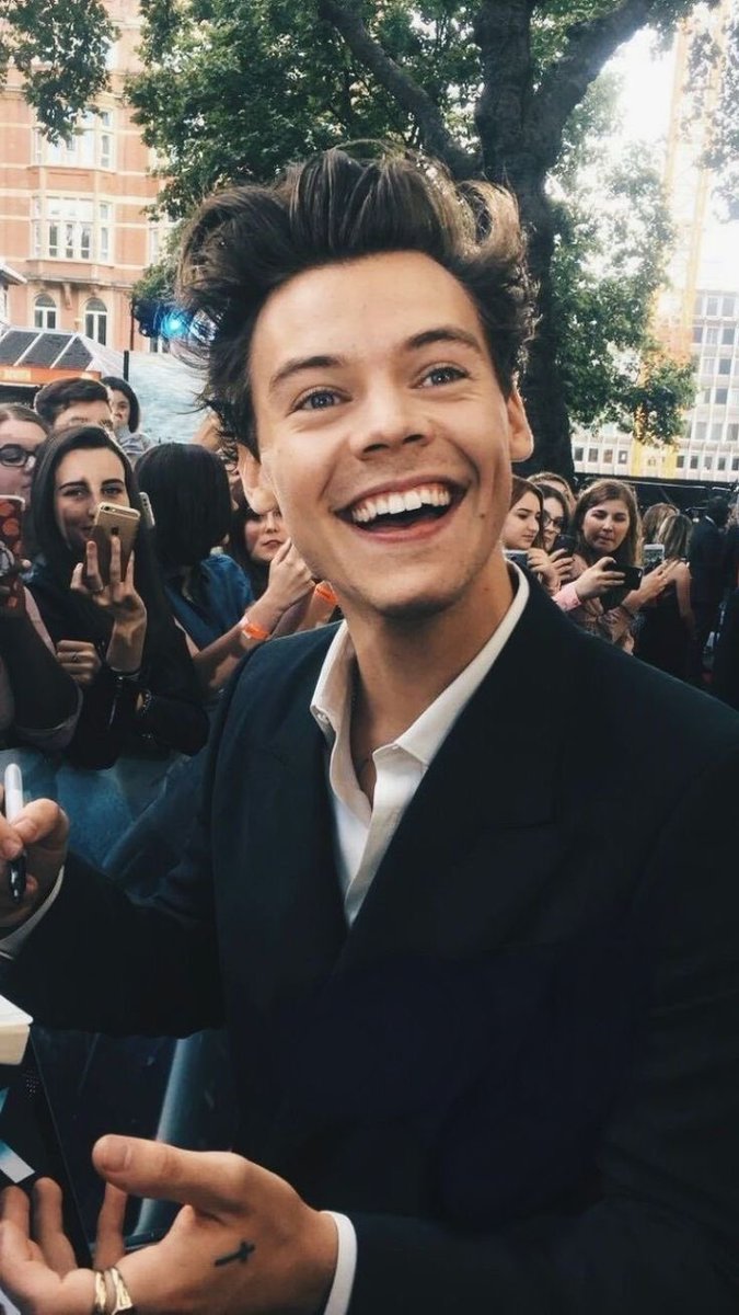 thread of random harry pictures i think about daily