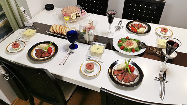blackdog1tokyo's tweet photo. 昨日は上の子の誕生日パーティーでした😄

家族の記念日には、奥さんが毎回お料理やケーキに腕を振るってくれるので、子供達も大喜び😆

国語の課題でファーブルの伝記を延々とやっていたので、それを期待して偉人伝買ったのに、ファーブル入ってなかったしー🤣

#RTしまくります
#RTにはRTでお返し https://t.co/ZWVj1ohdwP