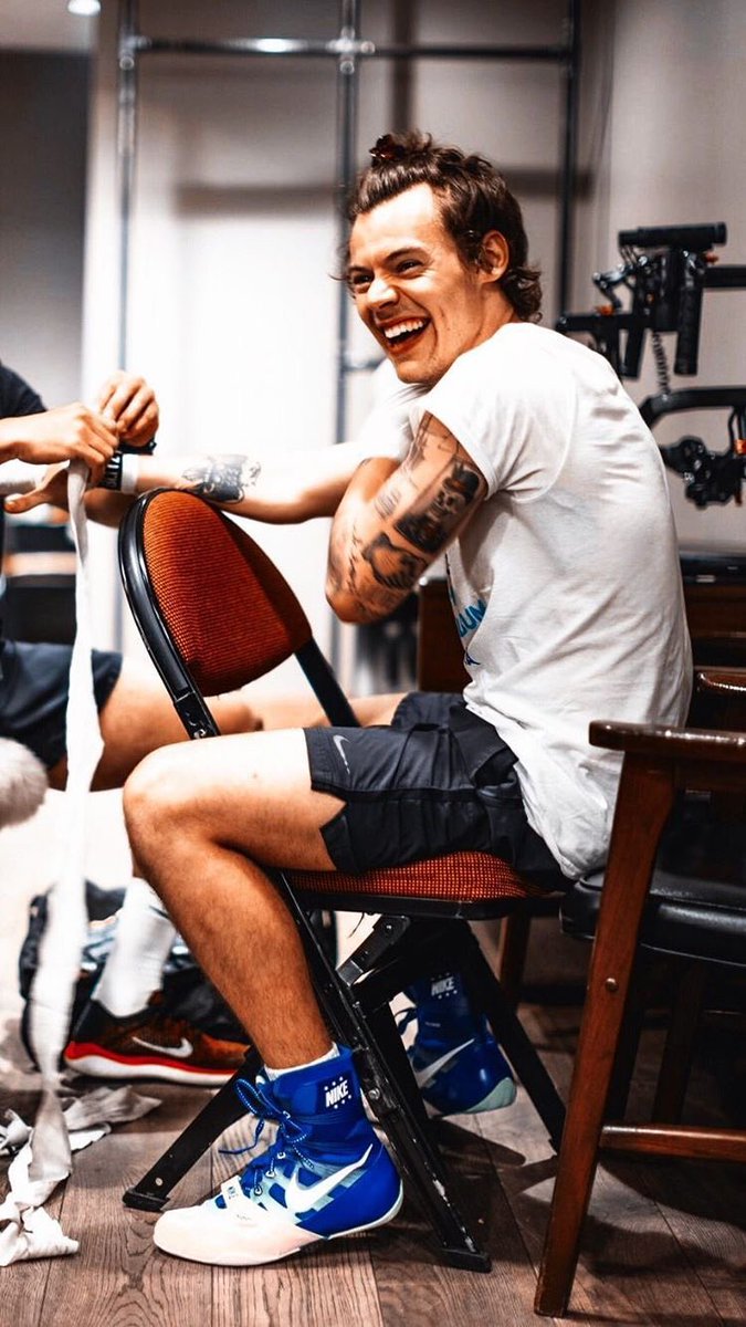 thread of random harry pictures i think about daily
