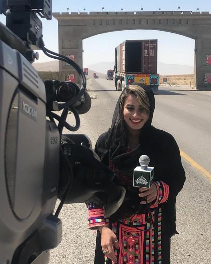 this is shaheena shahin Baloch. An artist,a journalist, the leader of a womens rights campaign & a host for a show at PTV Bolan.A young woman fighting injustice & yet again, Pakistan fails us with another honor killing.She was shot dead by her husband Mehrab khan gichki in Turbat