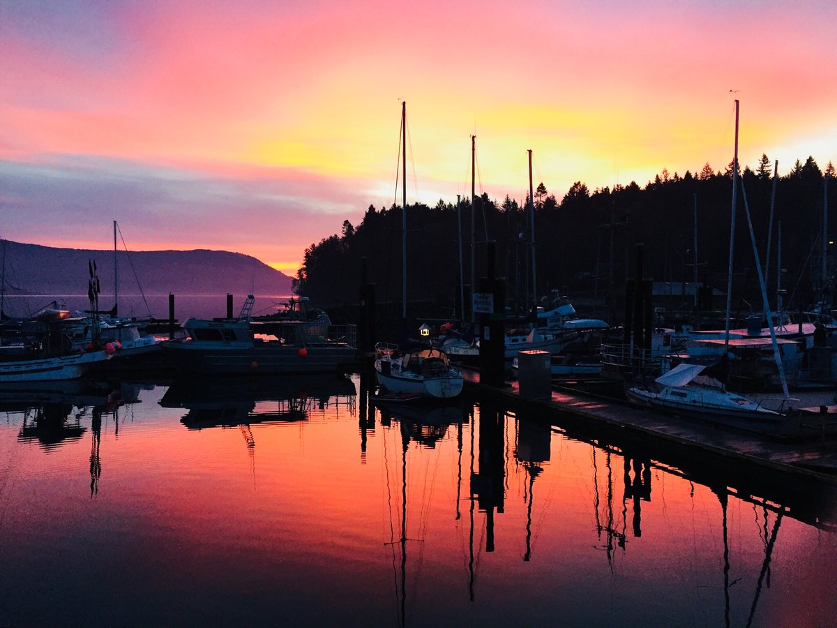VinceSheppard6's tweet photo. @JohnFahmyGold Vancouver Island sunset last fall. Man, I miss BC. #BCLOVE https://t.co/yOSrG7lKbo
