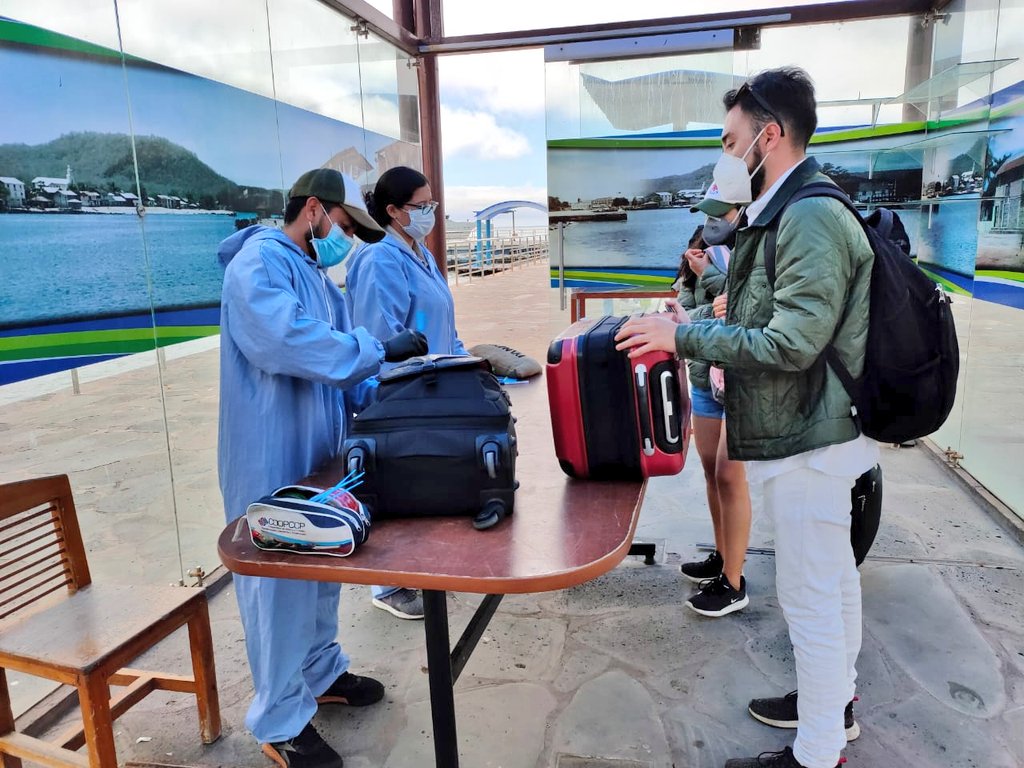 ABG_galapagos's tweet photo. #SanCristóbal| Inspeccionamos y desinfectamos a pasajeros, equipajes y medio de transporte L/P Albany con destino a la isla Santa Cruz. Esta actividad la realizamos en cada movilización interislas a nivel provincial.
#PrevenimosParaConservar
#PrevencionEsSalud https://t.co/OIK4Epk2lm