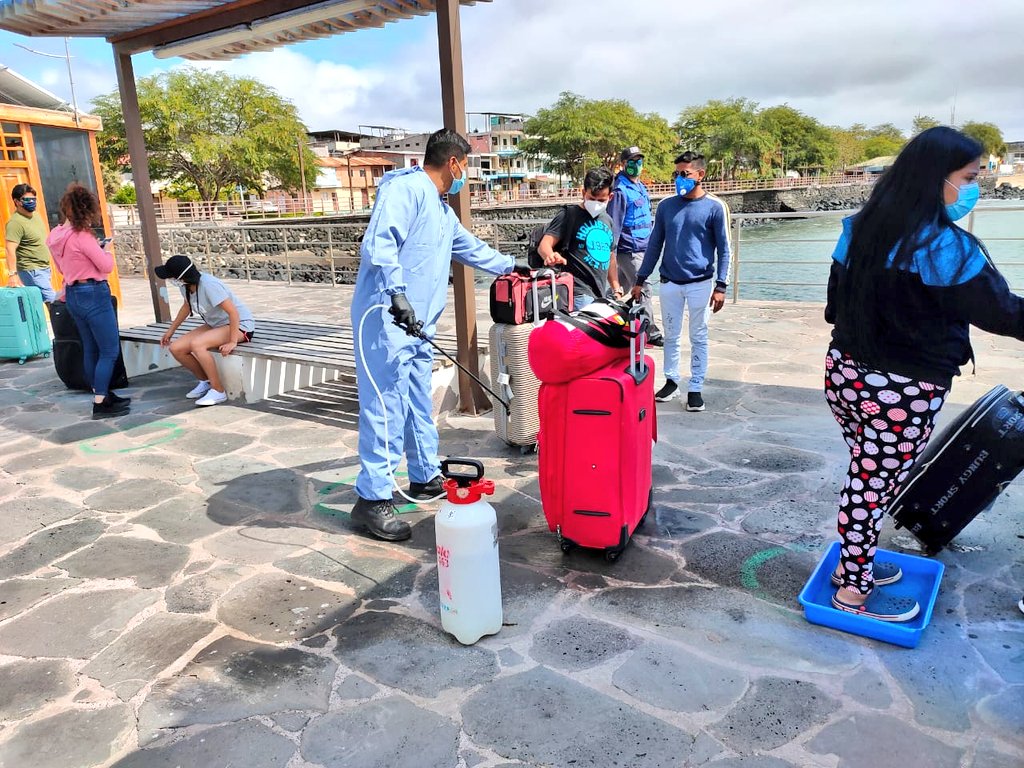 ABG_galapagos's tweet photo. #SanCristóbal| Inspeccionamos y desinfectamos a pasajeros, equipajes y medio de transporte L/P Albany con destino a la isla Santa Cruz. Esta actividad la realizamos en cada movilización interislas a nivel provincial.
#PrevenimosParaConservar
#PrevencionEsSalud https://t.co/OIK4Epk2lm