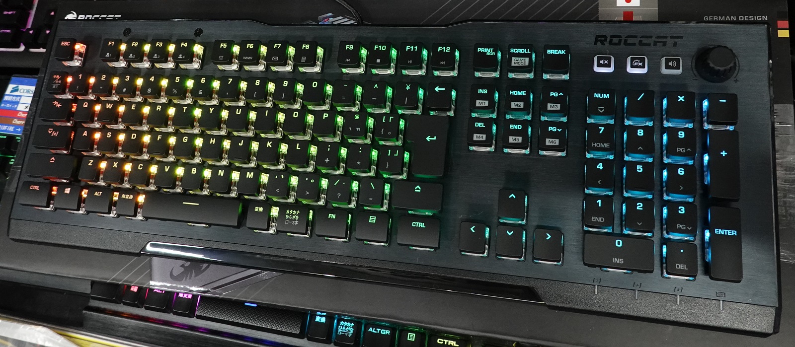 ツクモネットショップ 新発売 Roccat ゲーミングキーボード Vulcan 121 Aimo Red Jp この キーボードかっこいいんだけど 英語配列しかないんだよな と躊躇されていた方 お待たせいたしました 待望の日本語配列モデルがついに発売です