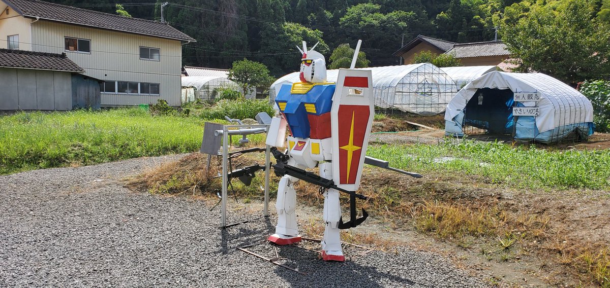 eitoyudu's tweet photo. へたれガンダムとエイト君📸✌🐼

福島県福島市の有名観光スポット⁉️😂(私達しか居ませんでした）

ガンダムファンは必見です🤣(笑)

#ガンダム
#へたれガンダム
#チワワ　#スムースチワワ
#犬好きさんと繋がりたい https://t.co/B0FMtBwPUz