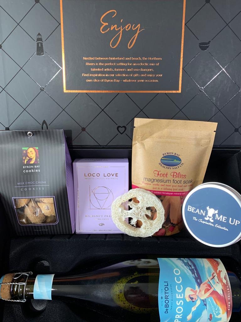 KimNarayan's tweet photo. Thank you to Kelly and Jade for their lovely gift! It was a pleasure to work with you both 😀😀 https://t.co/S940e8z7Bt