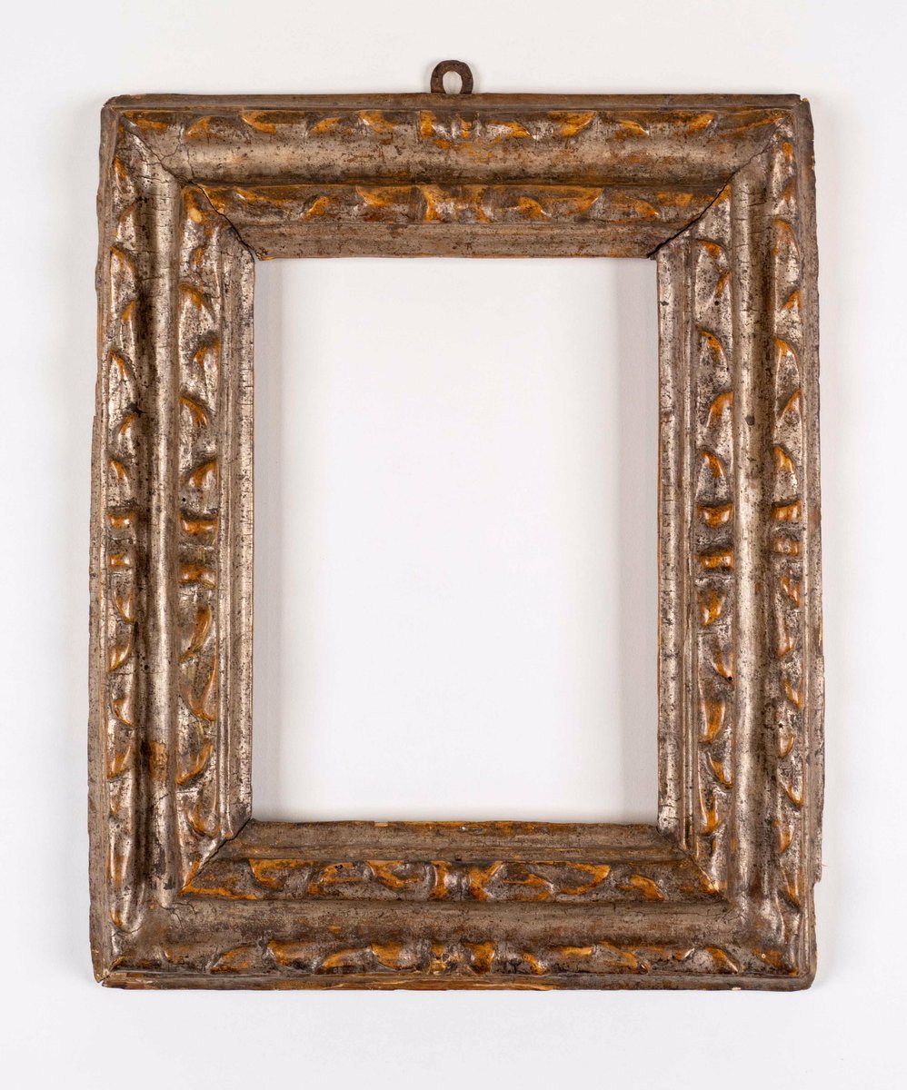 EpsilonArtShare's tweet photo. This 20.5 x 26.3 cm antique #WoodenFrame was most likely crafted in Rome in the 17th century. It is beautifully #HandCarved and finished with silver leaf. You can find it now on #EpsilonArtShare (link in bio) for both purchase and investment, among many more antiques. 😊 https://t.co/FoQ4j2HexE