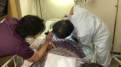 igakukaishinbun's tweet photo. 東京都練馬区で行われる地域を巻き込んだ新しい医科歯科連携の形。誤嚥性肺炎の再発予防のためにできることは。

【本文中のリンクより食事介助の技術動画とVRの視聴ができます！】

週刊医学界新聞〔寄稿〕摂食嚥下障害に対するコミュニティアプローチ（松本朋弘，小澤秀浩）
https://t.co/J1PR5Fhwl9 https://t.co/TLA7iQiZS4