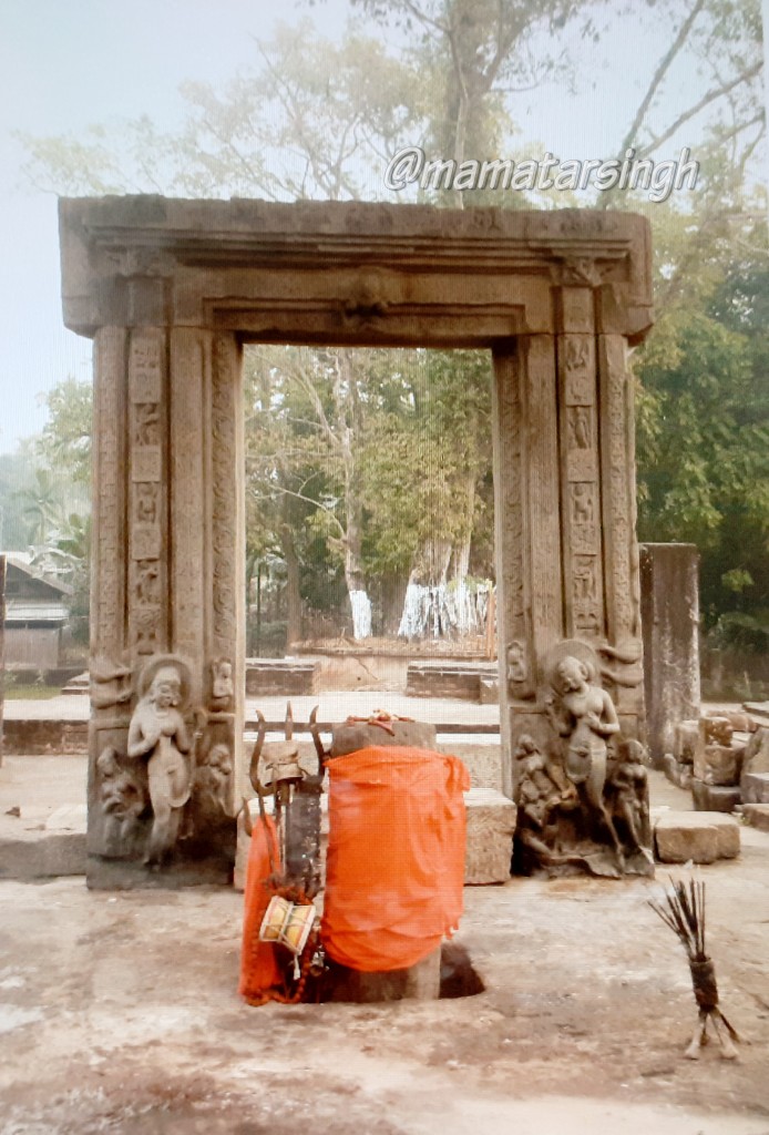 The most magnificent feature unearthed at temple site during excavation by  #ASI is 6th century extensively carved stone doorframe of Gupta periodThe entire door frame is profusely decorated with intricate designs, dancing nymphs, floral patterns, serpents, garuda, godess...2/4