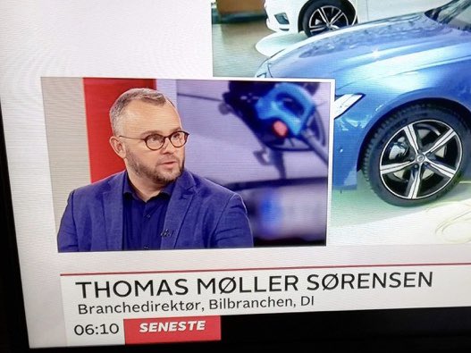 thomasmollers's tweet photo. Startede en lang og begivenhedsrig dag i @tv2newsdk. Budskab er, at branchen håber på anbefalinger fra #eldrup, der resulterer i grønne og fremtidssikrede afgifter, branchen og bilejere kan planlægge efter #dkpol #dkgreen https://t.co/Dr8ygK9YiL