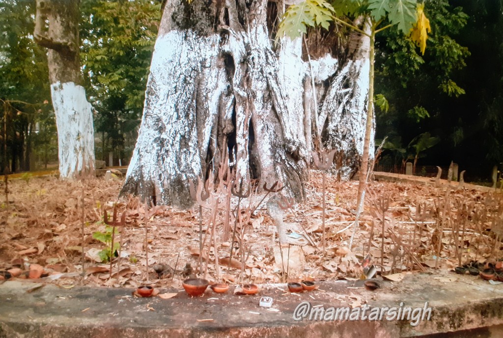 Actually a brick temple was erected by Ahom Kings upon the ruins of previous stone Shiva temple of late Gupta period (6th century)But this historic Ahom's brick temple too faced a lot of storms & earthquakes turning it into ruins. Previous gupta period temple got exposed..4/4