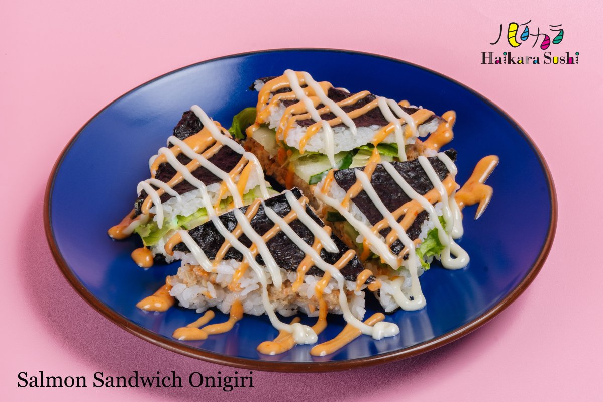 Salmon sandwich onigiri, sandwich nasi dengan isian smoked salmon, tuna dan sayuran. Tersedia disemua cabang Haikara Sushi