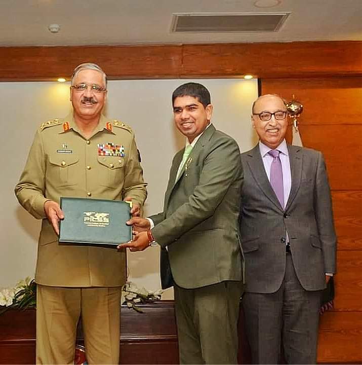 AbdulQadirYAP's tweet photo. Receiving token of appreciation from Chairman Joint Chiefs of Staff Committee, General Zubair Mahmood Hayat in 2019 at Joint Staff Headquarters, Rawalpindi.
#DefenceDay #DefenceDayStoryofGlory #PakistanArmy #PakistanZindabad #PakistanAirForce #Pakistan #PakDefenceDay2020 https://t.co/3RTtFu3o2h